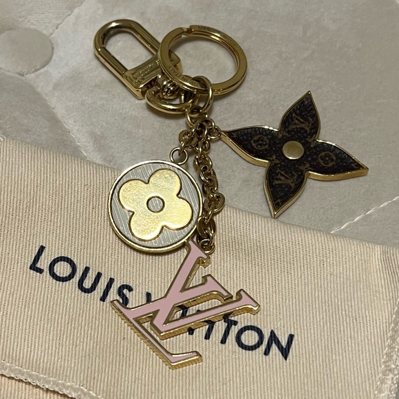 Gold metal Louis Vuitton LV  Bag Charm & Key Holder - Picture 5 of 13